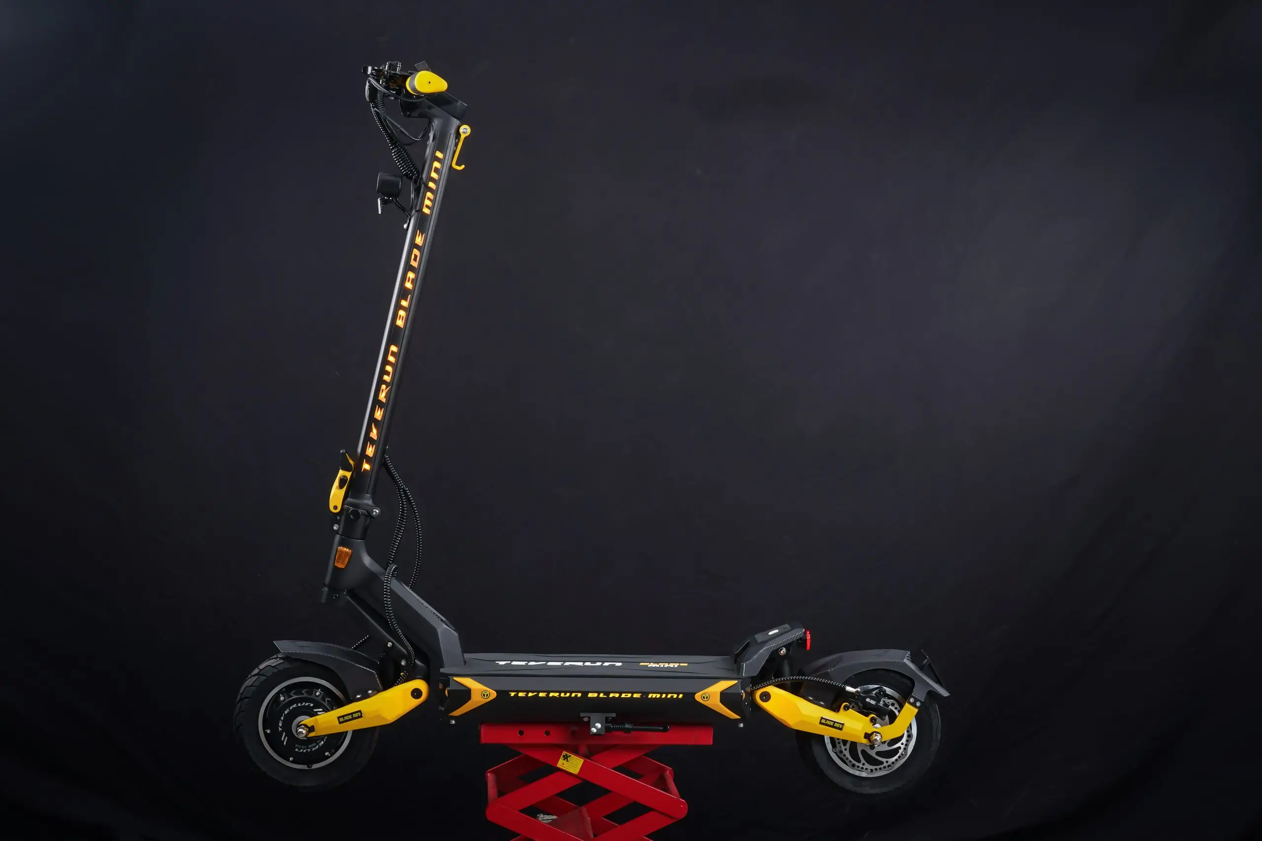 teverun-blade-mini-ultra-electric-scooter-product-detail-full-black-background-01 teverun-blade-mini-ultra-electric-scooter-product-detail-full-black-background-01